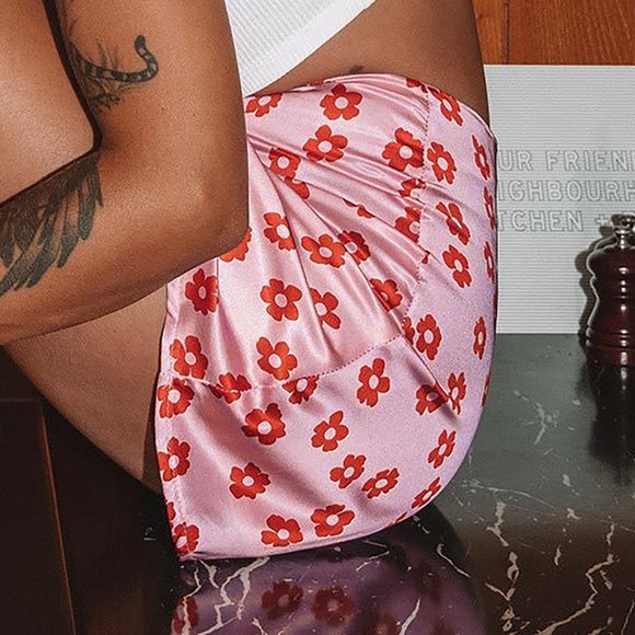 Oh Polly pink satin flower mini skirt - Picture 2 of 10